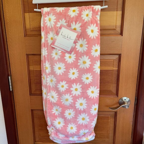 NWT & Hanger - Nicole Miller Home Decorative Throw - 50X60 - Daisies - Picture 1 of 4